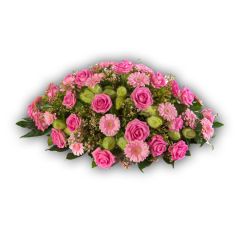 Roze gerbera's en rozen met bijmaterialen